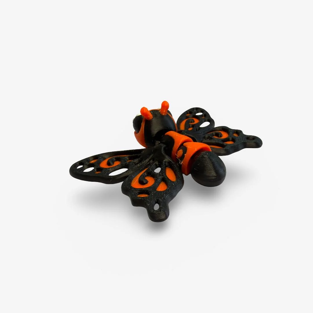 3D drukāts tauriņa magnēts – melns ar oranžiem rakstiem