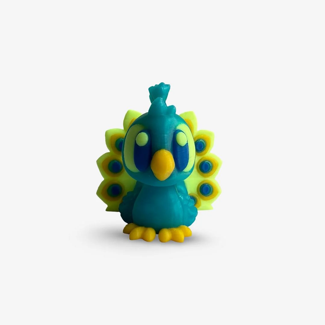 3D drukāts krāsains pāvs ar izplestu asti
