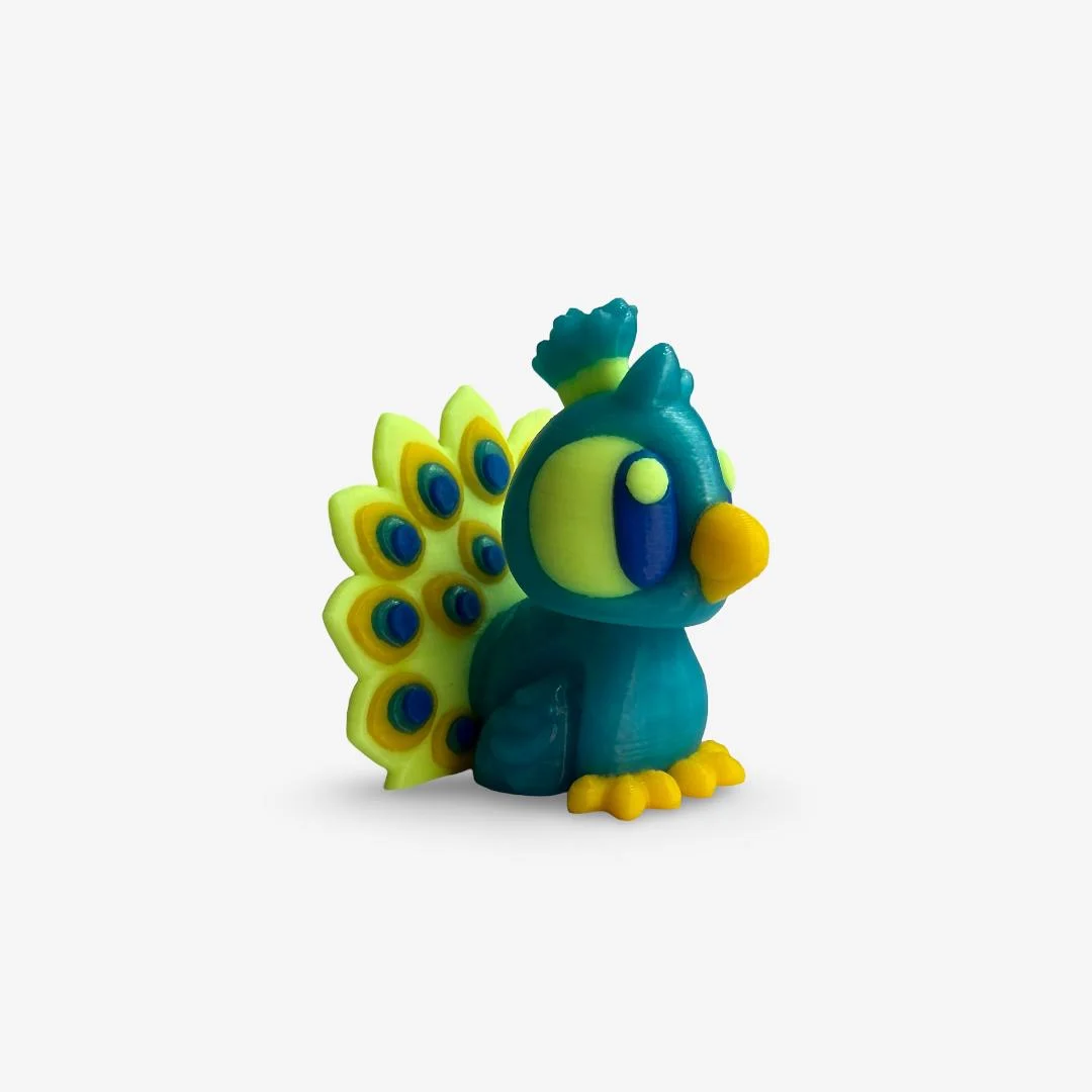 3D drukāts krāsains pāvs ar izplestu asti